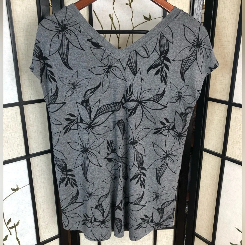Reitman’s | Women’s Oversized V-Neck T-Shirt. Monochrome Lys Prints. Size Small. - Picture 2 of 6